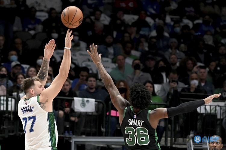  库里三分绝杀勇士客场一分险胜凯尔特人  